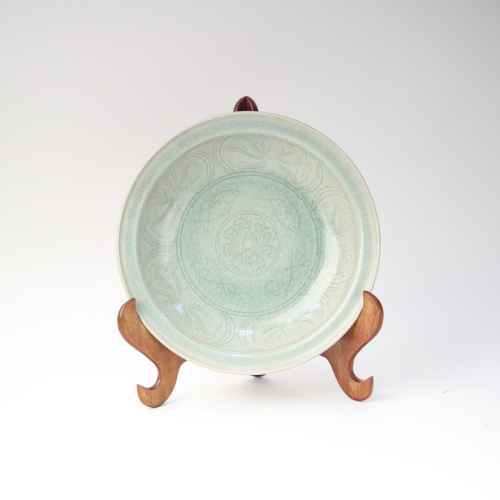 A blue porcelain carved flower plate