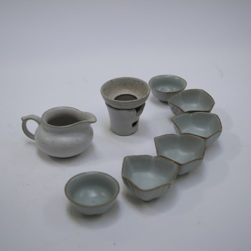 A set of 9 pieces of Ru kiln tea wares