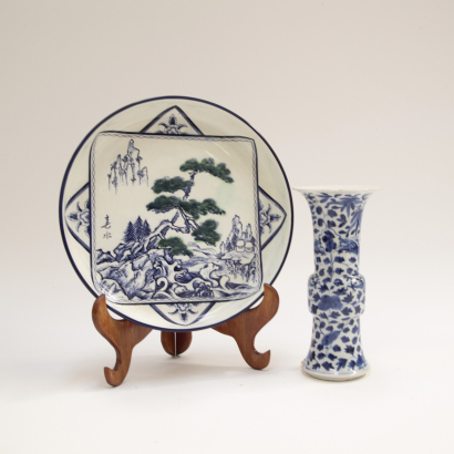 A Chinese blue and white 'landscape' dish+A blue and white 'dragon'vase