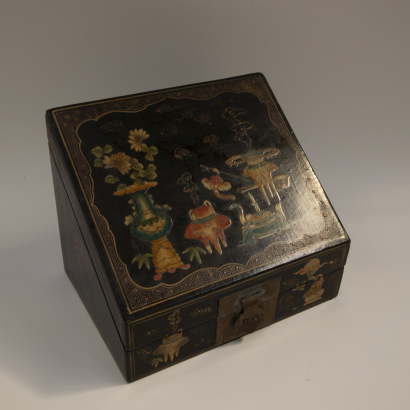 A Chinese Qing dynasty black lacquer gilt-painted round box