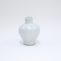 A Chinese Ge-type vase (Daqing Qianlong year mark)