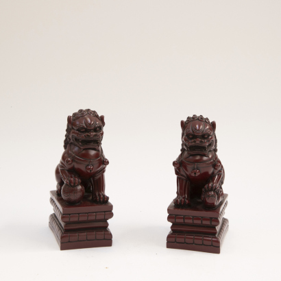 A pair of Chinese resin lion figurines