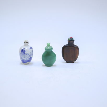 A group of three Chinese snuff bottles