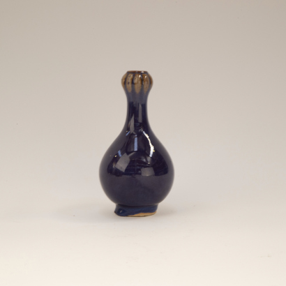 A Chinese flamb- glazed garlic-mouth vase