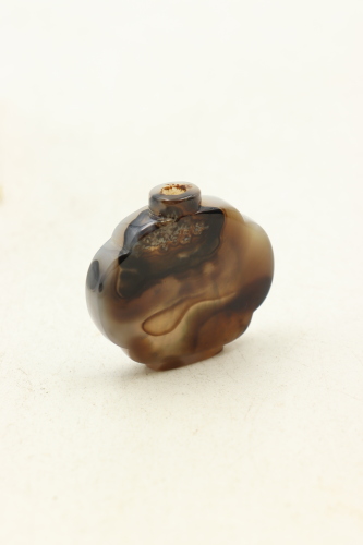 A Chinese Qing Dynasty agate snuff bottle