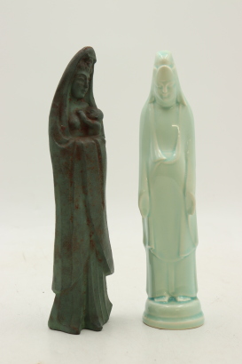 A Japanese porcelain Guanyin statute +Two iron-cast Guanyin statute