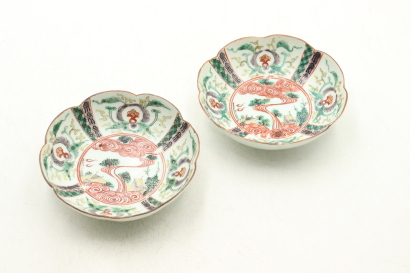 A pair of Chinese or Japanese 20th century wucai'floral ' dish