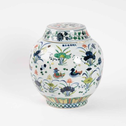 A Chinese blue and white famillie-verte 'Floral and Bird' covered jar ?Ming Dynasty Wanli year Mark)