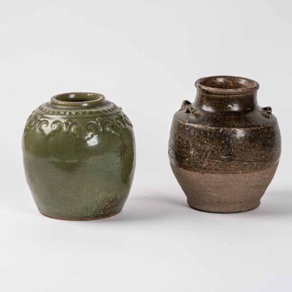 A Chinese Ming Dynasty green glazed jar +A Chinese old klin holding pot