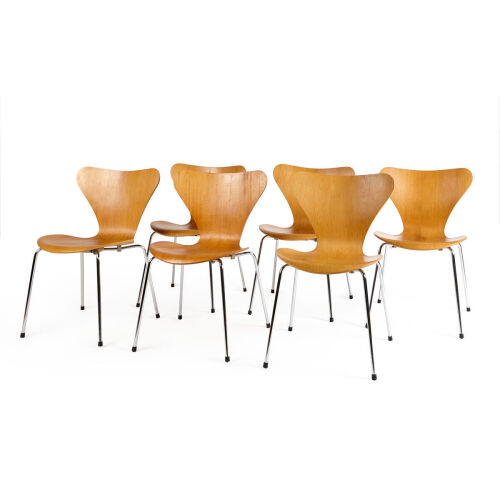 Six Arne Jacobsen 3017 Series 7 Dining Chairs