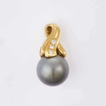 18ct Yellow Gold, South Sea Black Pearl/ .04ct Diamond Pendant