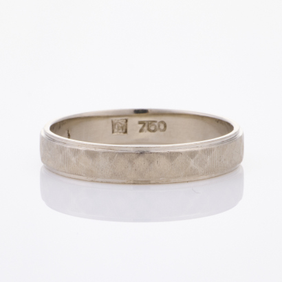 18ct White Gold Band, Size S 1/2