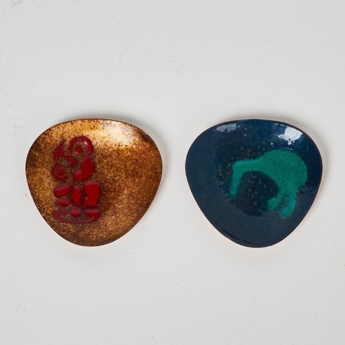 Two Small Delware Dishes of a Kiwi and Tiki