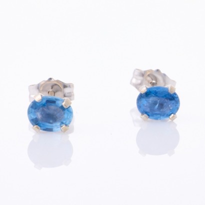 14ct White Gold, 5.0mm x 4.0mm Blue Ceylon type Sapphire Stud Earrings