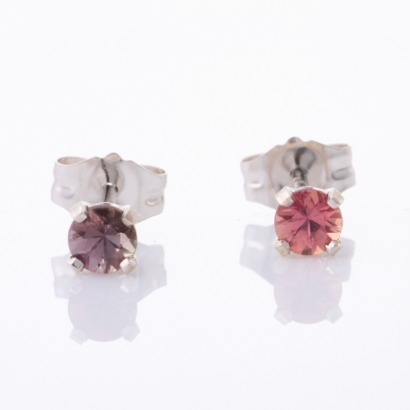 14ct White Gold, 3.10mm, Pink red - Bluish red Sapphire Stud Earrings