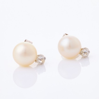 18ct White Gold, 7mm Pearl / .20ct Diamond Earrings