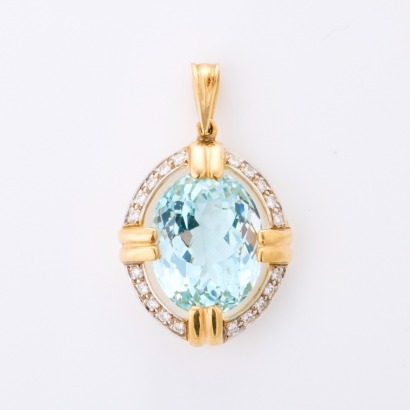 9ct Yellow Gold, Modern, 8.9ct Oval Aquamarine / .20ct Diamond Pendant