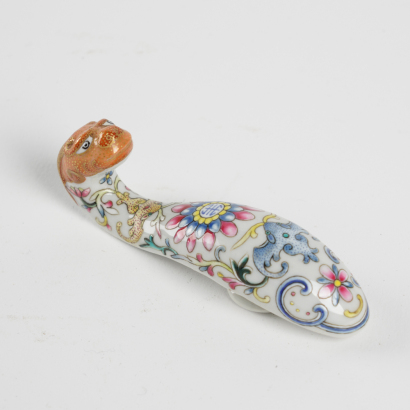 A Chinese Qing dynasty famille-rose belt hook