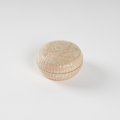 A Chinese Song dynasty Ding kiln moulded flower cosmetic box