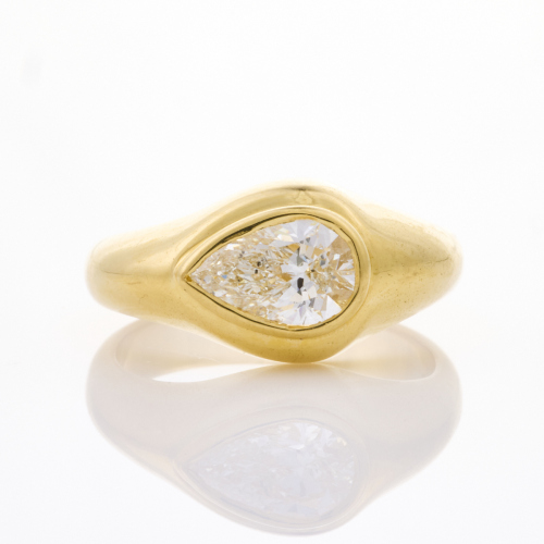 18ct Yellow Gold, Modern .80ct Pear Shape Diamond Ring, GIA certified