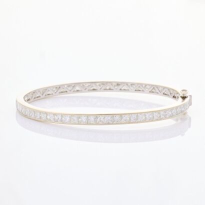 18ct White Gold, 11.00ct Full Circle Set Diamond Bangle