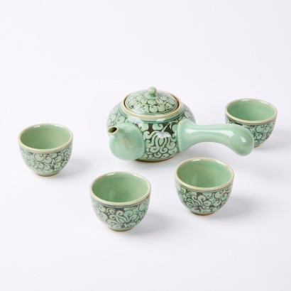 A Japanese Teapot with Four Tea Cups