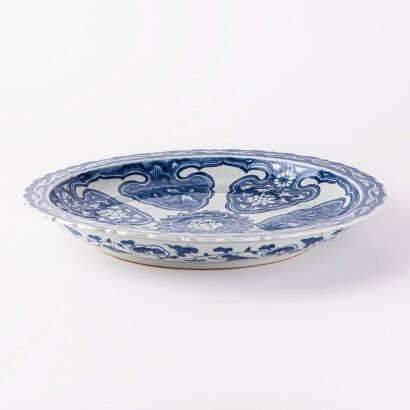 A Chinese blue-and-white barbed-rim dish