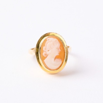 A Classical Woman Cameo Ring in 9ct. Gold