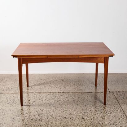 An Extendable Mid-Century Dining Table in Heart Mahogany
