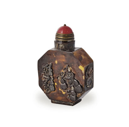 A Chinese Qing Dynasty Octagonal Snuff Bottle