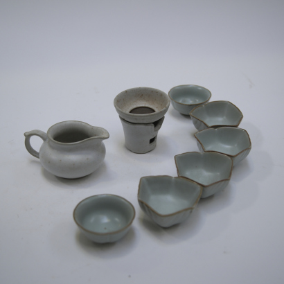 A set of 9 pieces of Ru kiln tea wares
