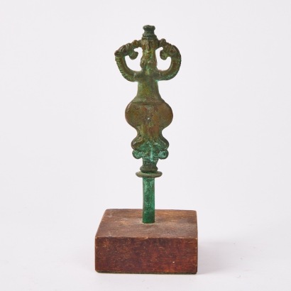 A Lustarian Bronze Standard Finial