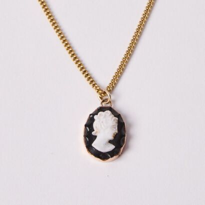 A Vintage 9ct Gold Cameo Pendant