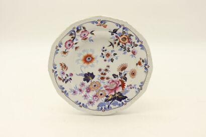 A Japanese wucai flower plate