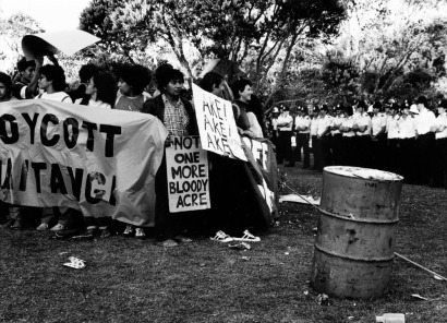 ANS WESTRA untitled (Protesters and Police)