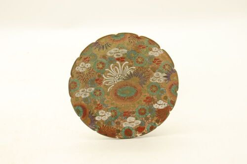 A Japanese 20th century painted 'floral' foliate-rim plate (Kawachi Model)