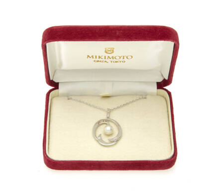 A Mikimoto pearl pendant on chain. Silver. Original box.