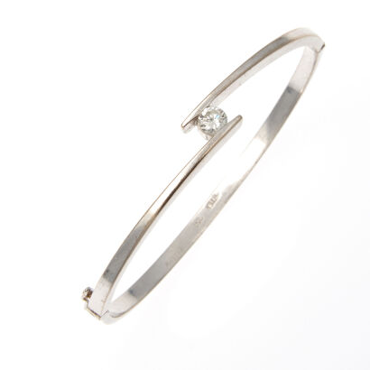 18ct White Gold Solitaire Diamond Bangle