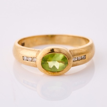 9ct Yellow Gold, Vintage, Oval Peridot / .05ct Diamond Dress Ring