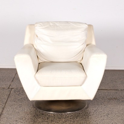 A Navinzi Swivel Armchair in White with Steel Base