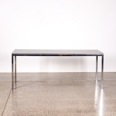 A Contemporary Work Desk