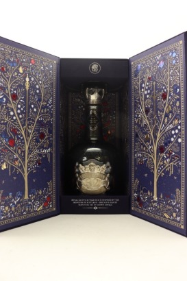 (1) Royal Salute 32 Year Old The Precious Jewel Blended Scotch Whisky, 40% ABV, 500ml (GB)