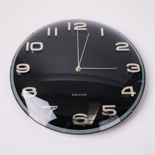 An Elegant Karlsson Wall Clock