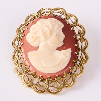 A Vintage Cameo Gold Tone Brooch