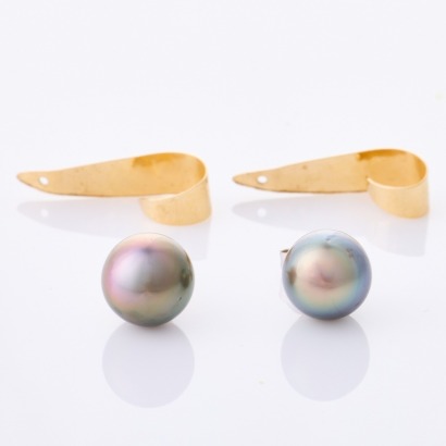 14ct Yellow Gold, 9.3mm Black Pearl Stud Earrings, with Leaf Attachments