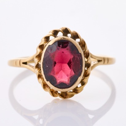 9ct Yellow Gold, Vintage, Oval Cut Garnet Ring