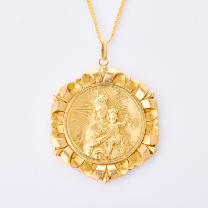 18ct Yellow Gold, Hollow, Gold Filled Medallion with 40cm, 18ct Yellow Gold Chain