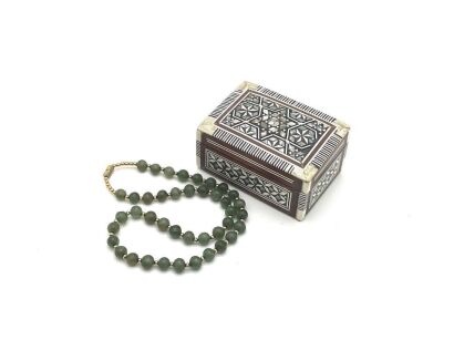 Jade Necklace (Mother-of-pearl Inlaid Wooden Box)