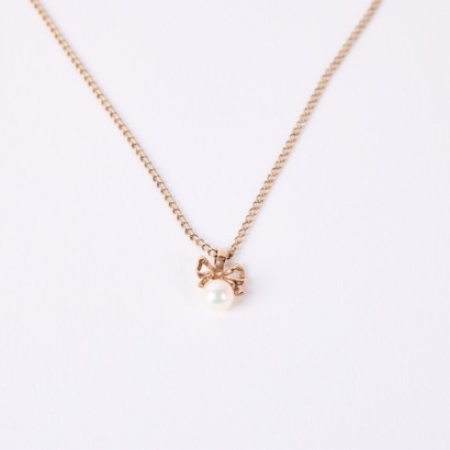 A 9ct Gold Bow & Pearl Pendant on Gold Tone Chain