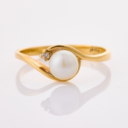 14ct Yellow Gold, Vintage, Pearl / .01ct Diamond Ring